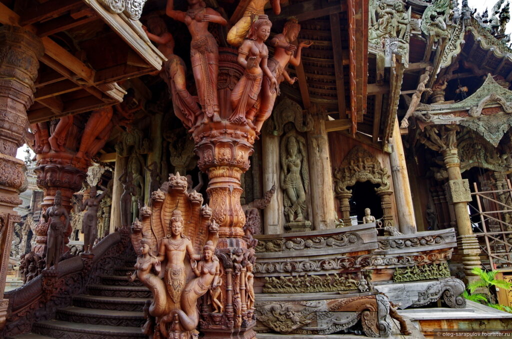 Резные стены деревянного храма истины в Паттайе