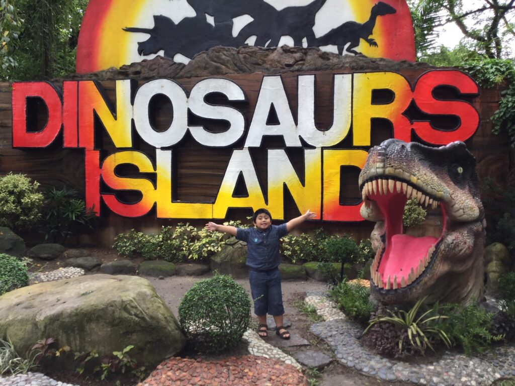 Парк развлечений Dinosaurs Island в городе Анхелес на Филиппинах