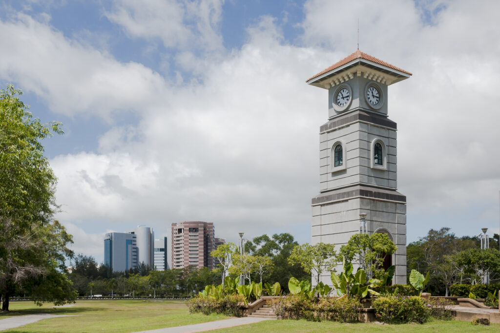 Достопримечательность Кота-Кинабалу - башня с часами