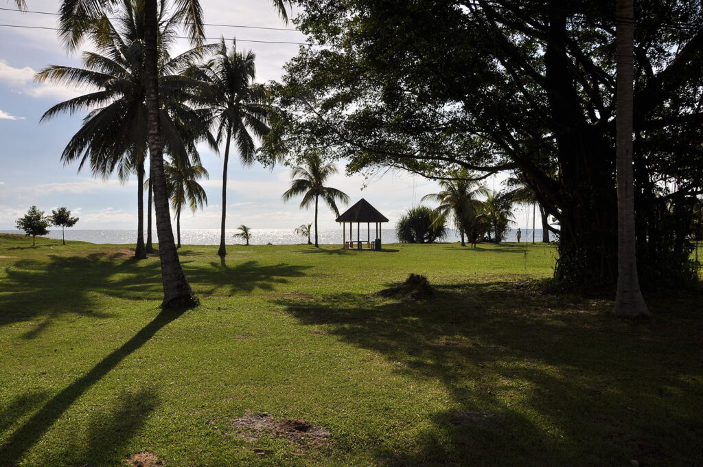 Парк у пляжа в Кота-Кинабалу, Малайзия