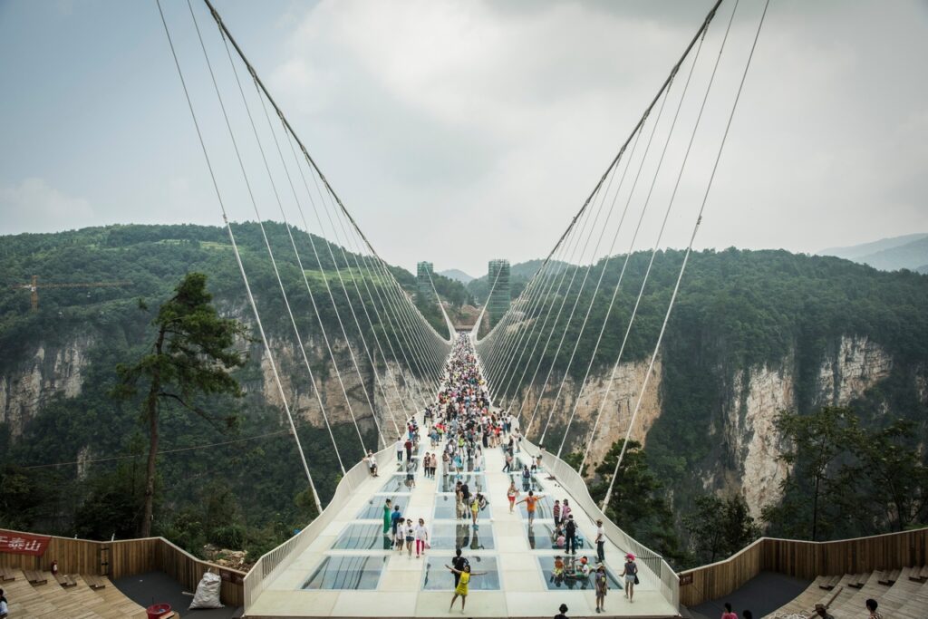 Стеклянный мост - достопримечательность в Китае