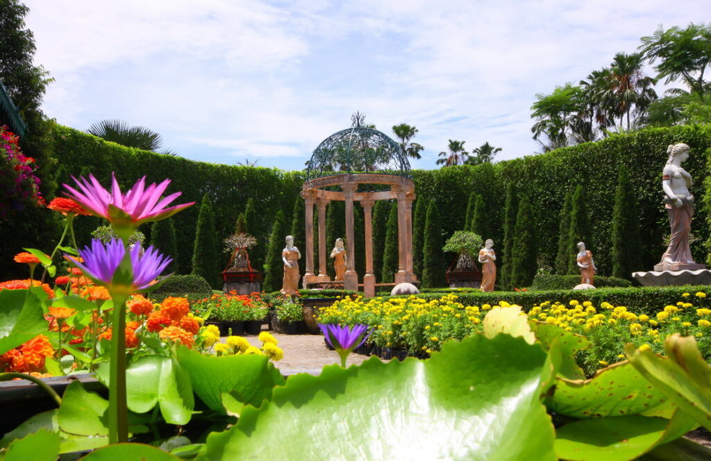 Скульптуры в тропическом парке Нонг Нуч