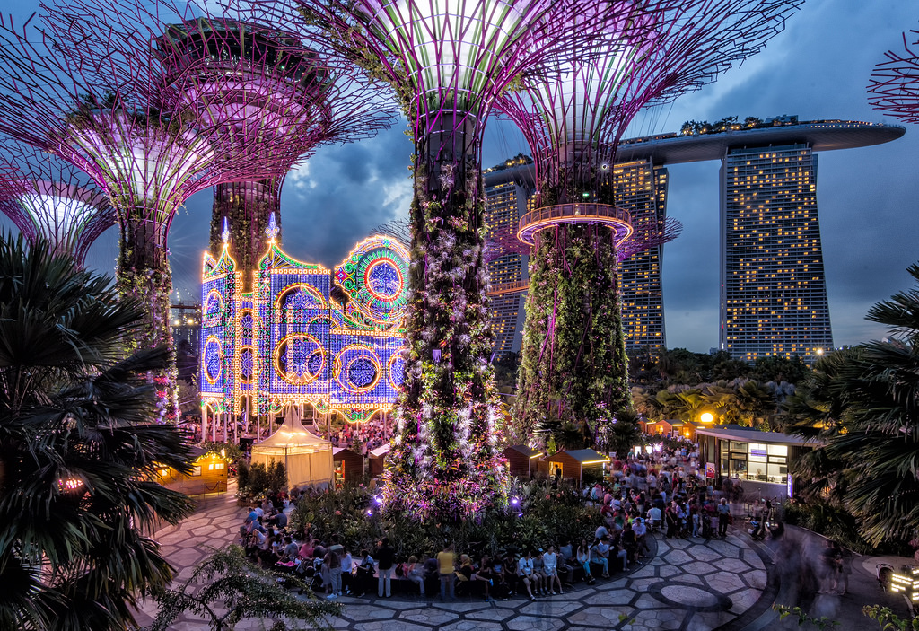 Футуристический парк Сады у залива в Сингапуре