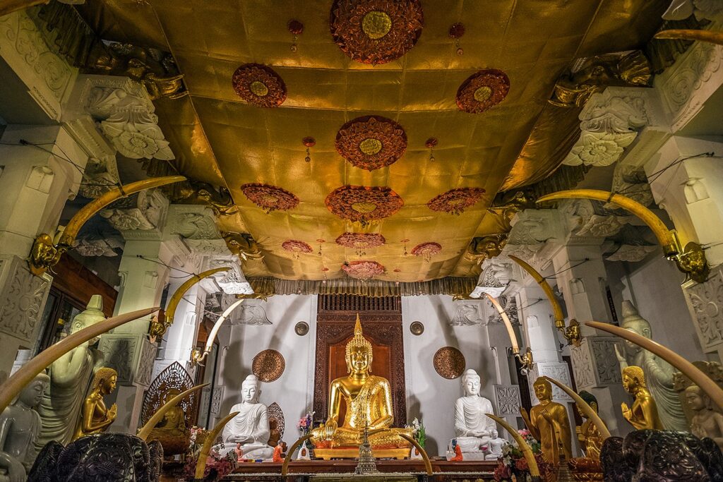 Интерьер храма зуба Будды